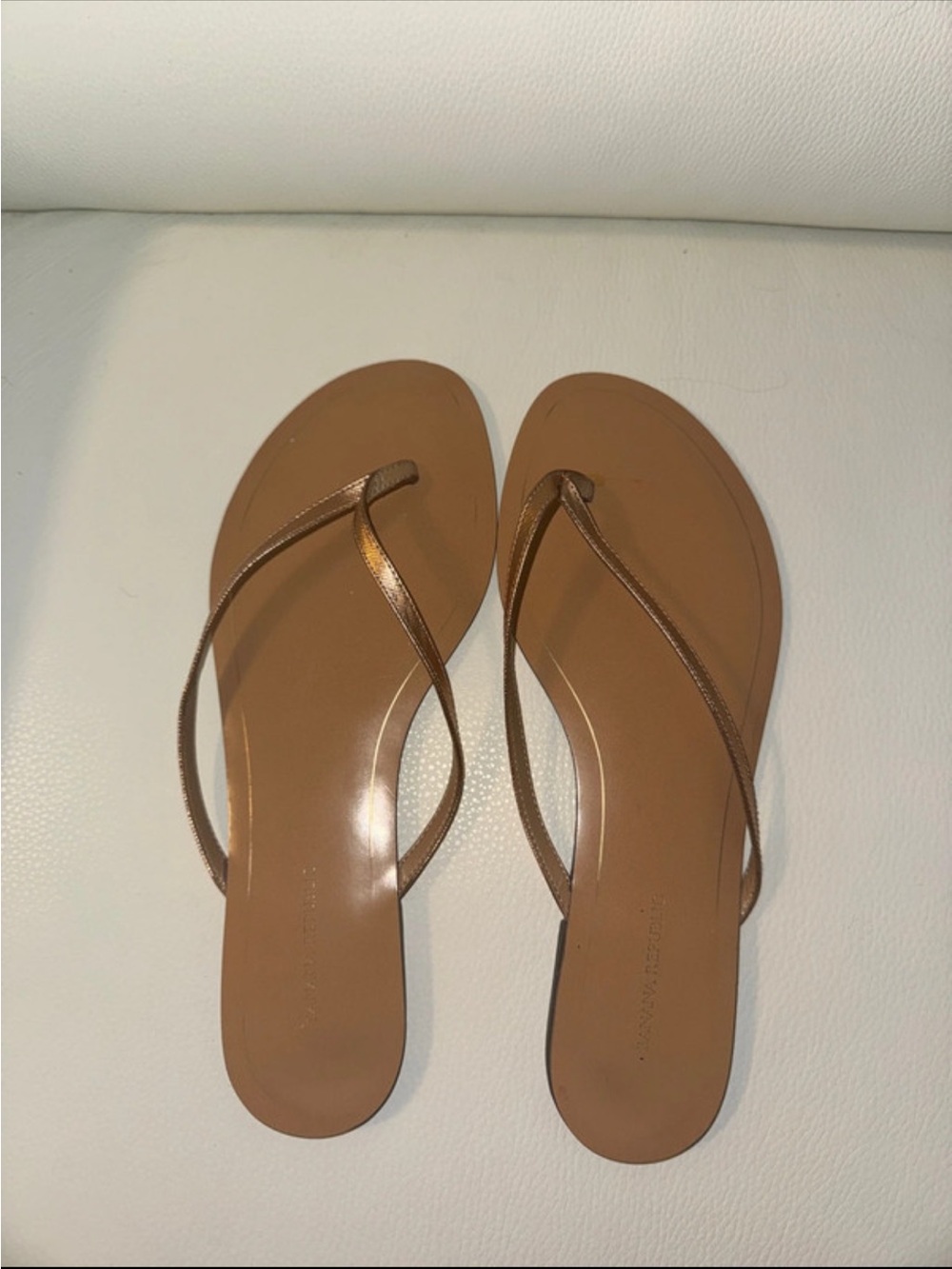 BANANA REPUBLIC ROSE GOLD METALLIC STRAP FLIP FLOP SANDALS